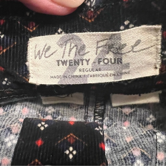 🌺WE THE FREE Joanie Corduroy Mini Skirt in Black w/ White/Red designs Size 25🌺 - Picture 6 of 6